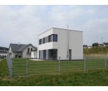 Priemyselné plotové panely 2D sa používajú aj pri spoluoplotení moderných domov