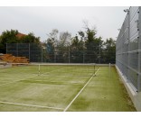 Oplotenie okolo tenisového kurtu z priemyselných plotových panelov BRAVO 3D