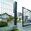Zváraný plotový panel BRAVO 3D poplastovaný 2230 mm s vodorovným prelisom | antracitová šedá RAL 7016 | oko 50 × 200 mm | drôt 5,0 mm