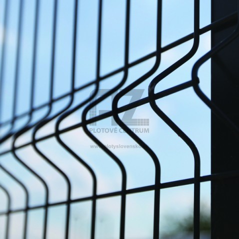 Zváraný plotový panel BRAVO 3D poplastovaný 2230 mm s vodorovným prelisom | antracitová šedá RAL 7016 | oko 50 × 200 mm | drôt 5,0 mm