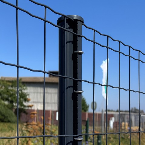 Plotový stĺpik CLIP poplastovaný 2000 mm s montážnym nosom | okrúhly profil Ø 48 mm | antracit