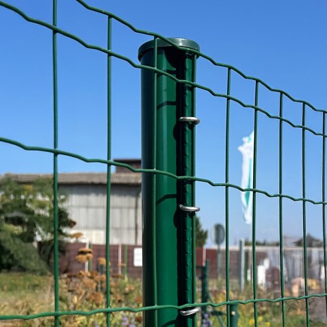 Plotový stĺpik CLIP poplastovaný 1700 mm s montážnym nosom | okrúhly profil Ø 48 mm | zelený